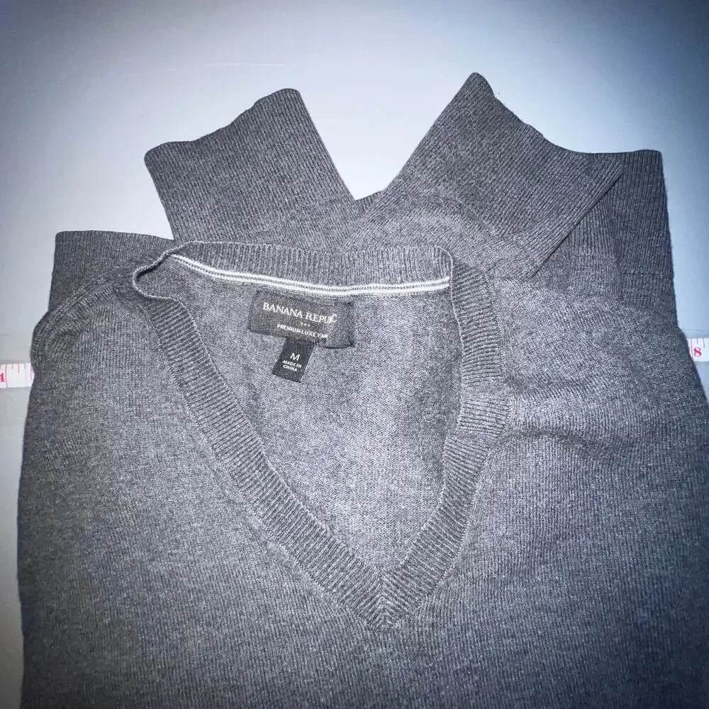 Banana Republic Men's M Classic‎ Silk Cashmere Blended Fabrics V neck Sweater